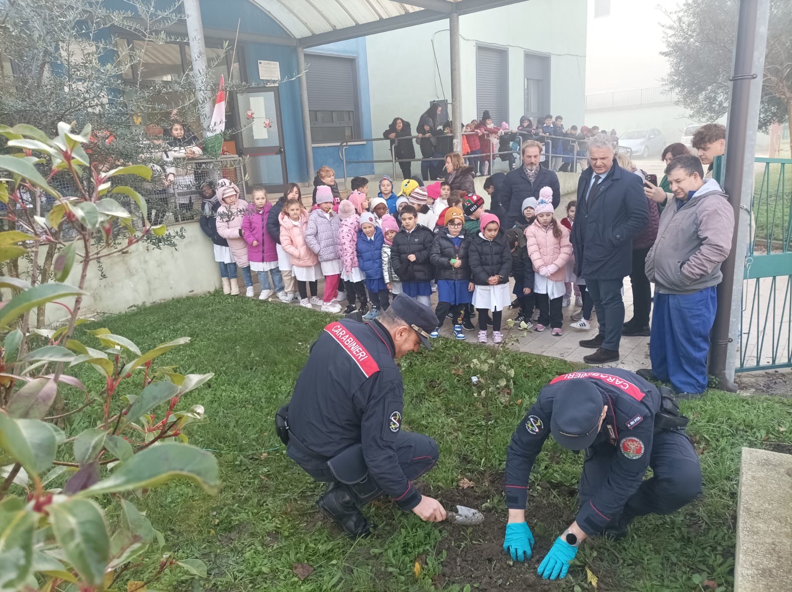 Giornata dell’Albero alla Scuola primaria di Beltiglio, Cataudo: “Momento di speranza e responsabilità verso l’ambiente