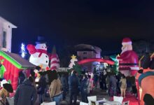 A San Leucio del Sannio, bambini felici con ”Il Magico Villaggio di Babbo Natale” e l’accensione del maestoso albero natalizio