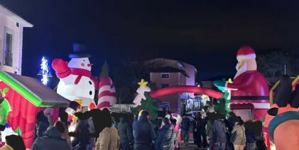 A San Leucio del Sannio, bambini felici con ”Il Magico Villaggio di Babbo Natale” e l’accensione del maestoso albero natalizio