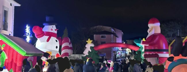 A San Leucio del Sannio, bambini felici con ”Il Magico Villaggio di Babbo Natale” e l’accensione del maestoso albero natalizio