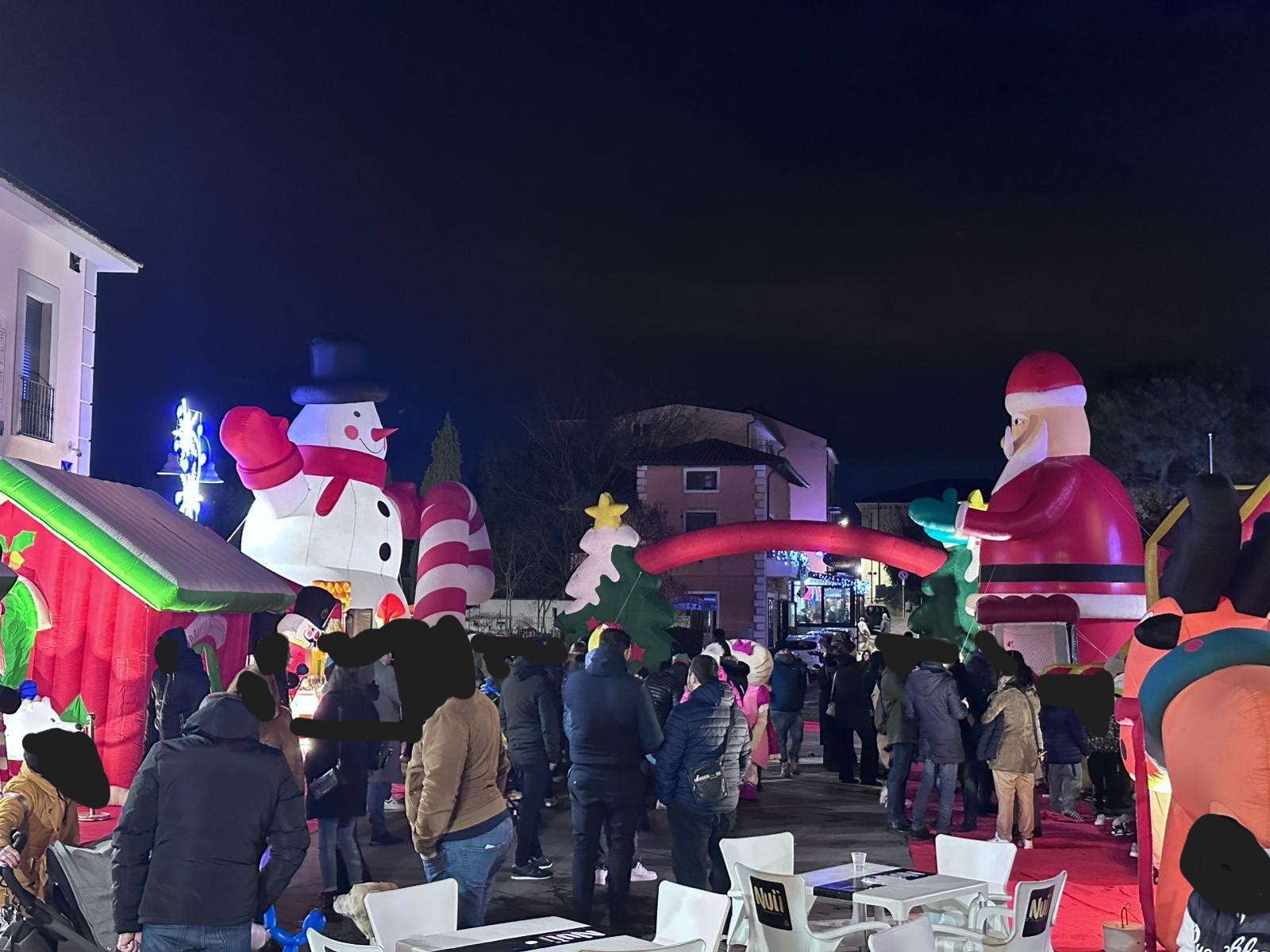 A San Leucio del Sannio, bambini felici con ”Il Magico Villaggio di Babbo Natale” e l’accensione del maestoso albero natalizio