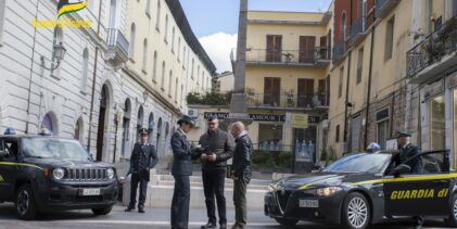 Finanza Benevento, controlli nella movida: segnalati 3 giovani per droga e denunciato giovane per possesso di coltello