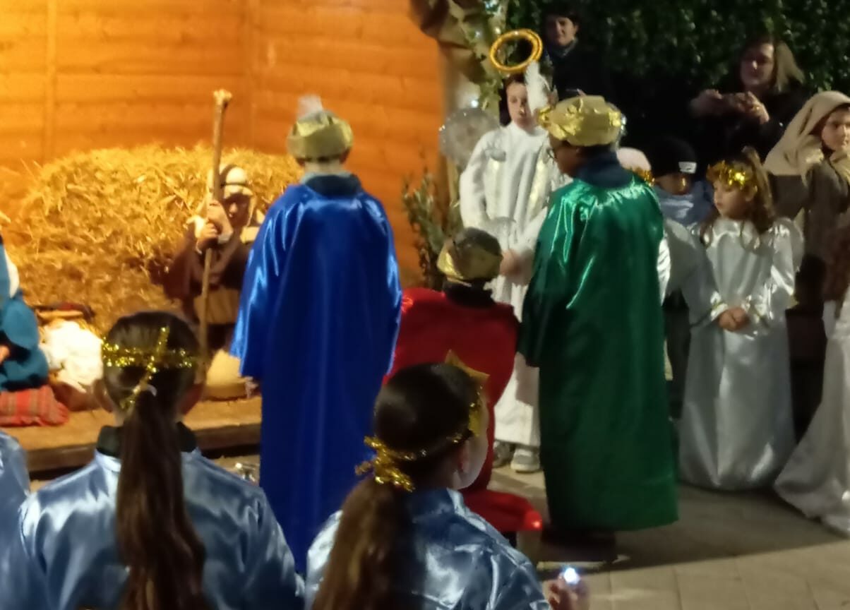 Emozione e Partecipazione al Presepe Itinerante della Scuola Primaria del Perrillo