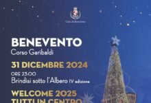 Benevento accoglie il 2025 con il “Brindisi sotto l’Albero – WELCOME 2025 TUTTI IN CENTRO”: ospite Enzo Dong