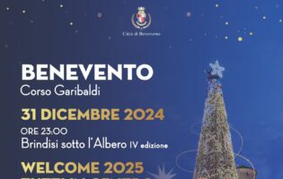 Benevento accoglie il 2025 con il “Brindisi sotto l’Albero – WELCOME 2025 TUTTI IN CENTRO”: ospite Enzo Dong