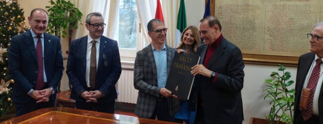 Premio Eccellenze sannite-Lions club Benevento Host per il professor Catalano premiato in sala Giunta