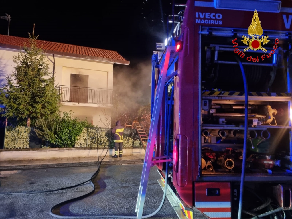 Incendio in un’abitazione a Castel Baronia: intervento tempestivo dei Vigili del Fuoco