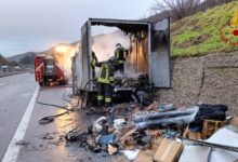 Incendio sull’ A16: autocarro in fiamme, intervento dei Vigili del Fuoco a Monteforte Irpino