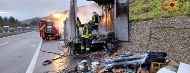 Incendio sull’ A16: autocarro in fiamme, intervento dei Vigili del Fuoco a Monteforte Irpino