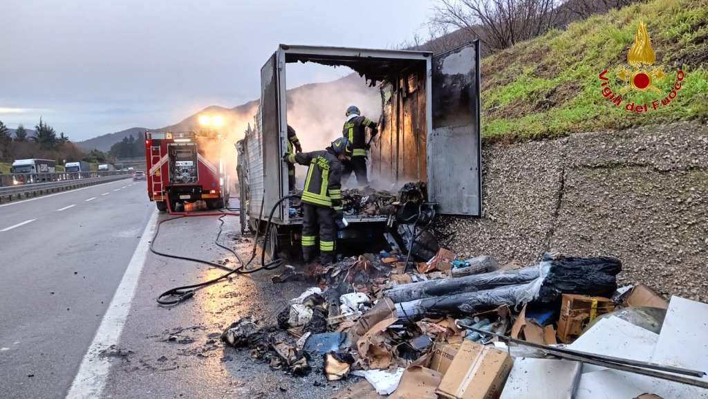 Incendio sull’ A16: autocarro in fiamme, intervento dei Vigili del Fuoco a Monteforte Irpino