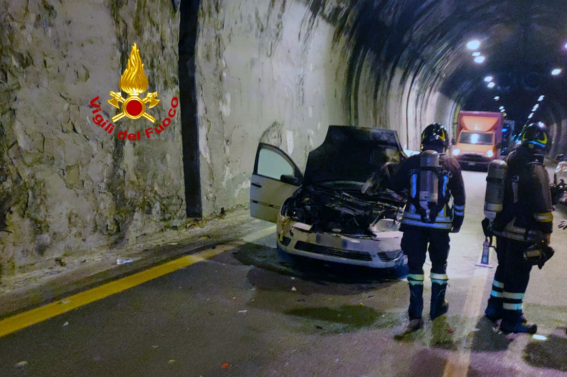 Incidente sul Raccordo Avellino-Salerno: tamponamento e incendio in galleria, intervento dei Vigili del Fuoco