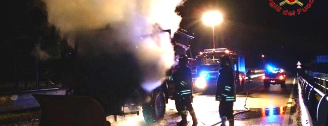 Sant’Andrea di Conza| Spalaneve in fiamme di rientro dal servizio, intervengono i vigili del fuoco