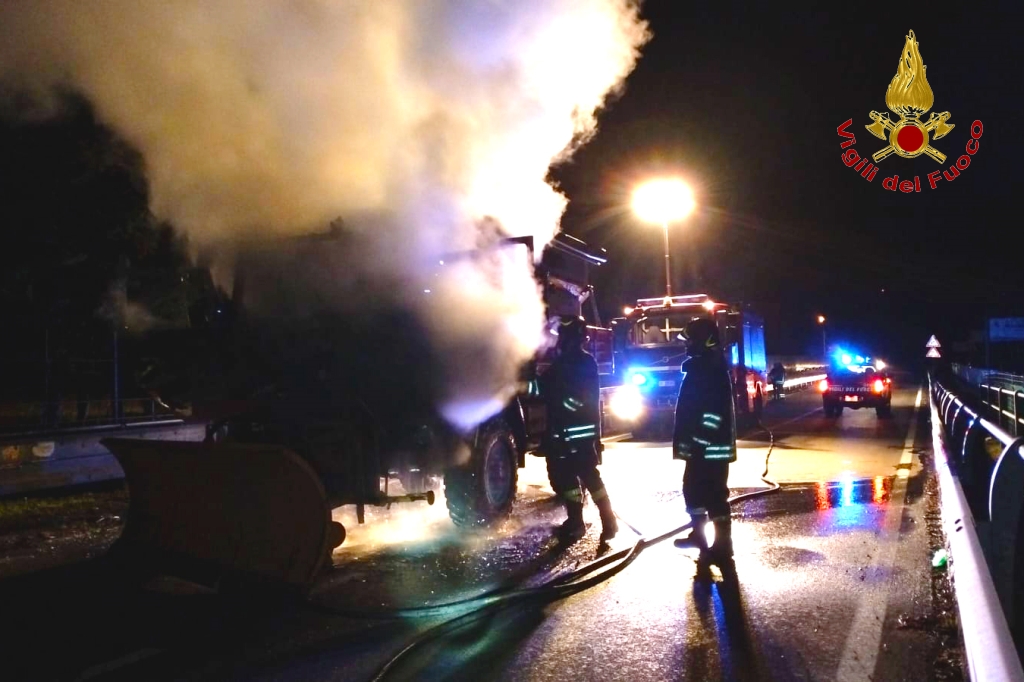 Sant’Andrea di Conza| Spalaneve in fiamme di rientro dal servizio, intervengono i vigili del fuoco