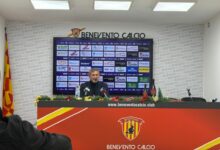 Benevento, Auteri: “Ingenui in occasione del gol subito, abbiamo fatto la partita. Non vedo un problema sulle palle inattive, ci diamo la zappa sui piedi parlandone”