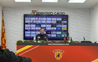 Benevento, Auteri: “Ingenui in occasione del gol subito, abbiamo fatto la partita. Non vedo un problema sulle palle inattive, ci diamo la zappa sui piedi parlandone”