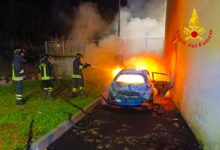 Lioni: fiamme in un’auto in sosta, vigili del fuoco spengono rogo