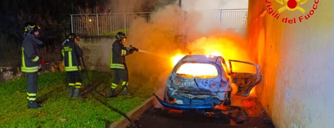 Lioni: fiamme in un’auto in sosta, vigili del fuoco spengono rogo