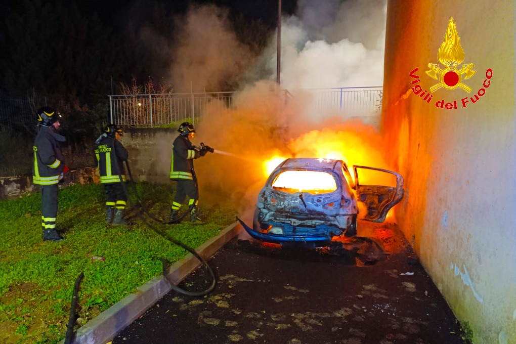 Lioni: fiamme in un’auto in sosta, vigili del fuoco spengono rogo