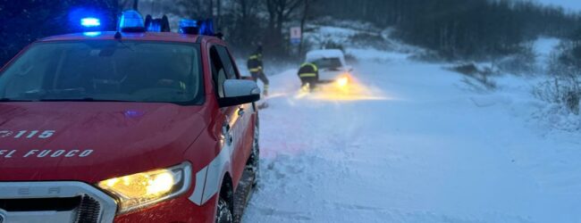 Vigilia di Natale sotto la neve nel Sannio: disagi alla circolazione, interventi dei Vigili del Fuoco