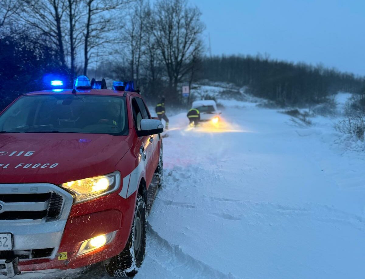 Vigilia di Natale sotto la neve nel Sannio: disagi alla circolazione, interventi dei Vigili del Fuoco