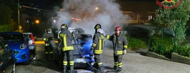 Auto in fiamme a Mercogliano: illesi i due giovani a bordo