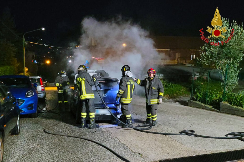 Auto in fiamme a Mercogliano: illesi i due giovani a bordo