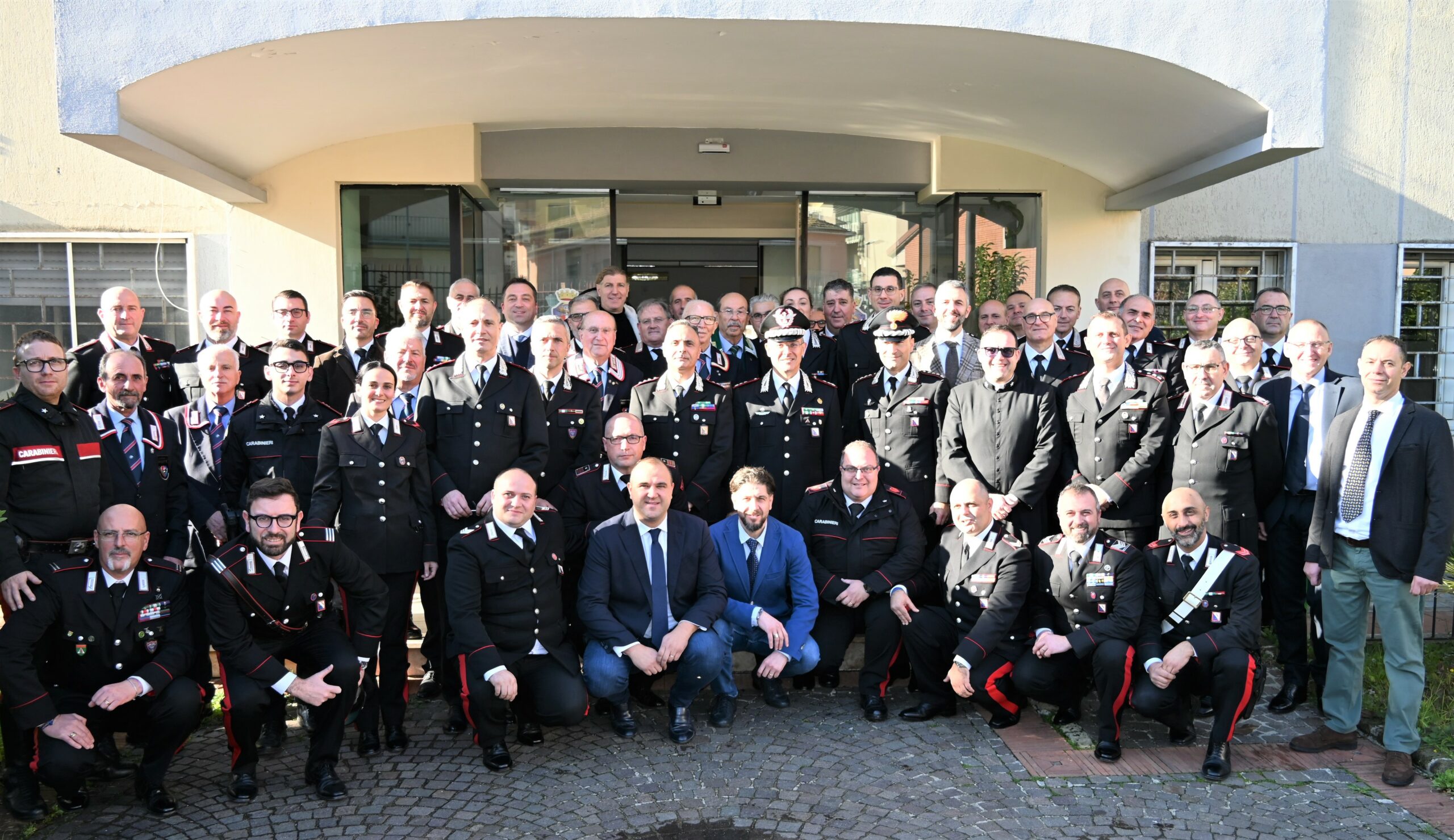 Visita del Generale La Gala alla Caserma dei Carabinieri di Benevento: incontro con il Prefetto e scambio auguri di Natale