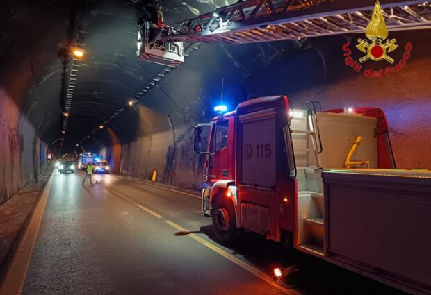 Solofra| Cadono calcinacci dalla volta della galleria sul raccordo autostradale, danneggiata un’auto. I vigili del fuoco rimuovono parti pericolanti