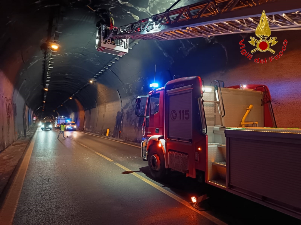 Solofra| Cadono calcinacci dalla volta della galleria sul raccordo autostradale, danneggiata un’auto. I vigili del fuoco rimuovono parti pericolanti