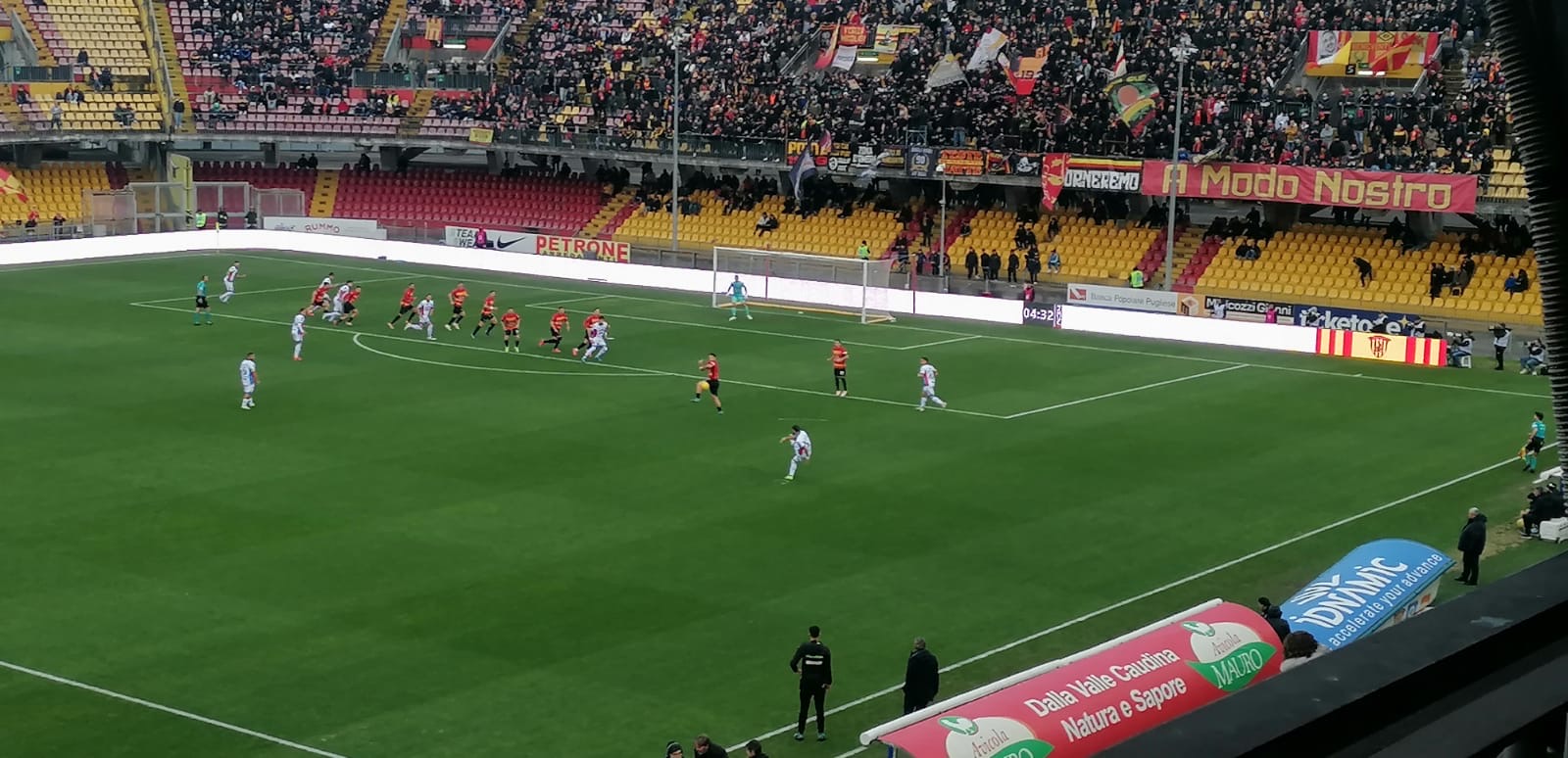 Benevento-Catania: 3-2. La Strega ribalta nel finale e si tiene stretta la vetta