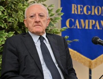 Terzo mandato, De Luca: “La mia scelta non cambia, non siamo in vendita”. Cita Wojtyla e Montale