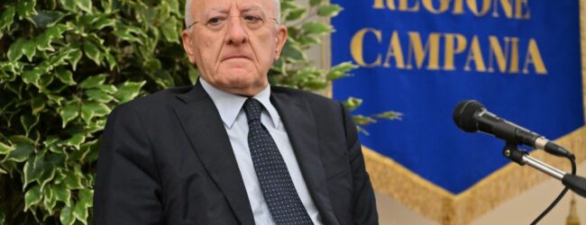 Terzo mandato, De Luca: “La mia scelta non cambia, non siamo in vendita”. Cita Wojtyla e Montale