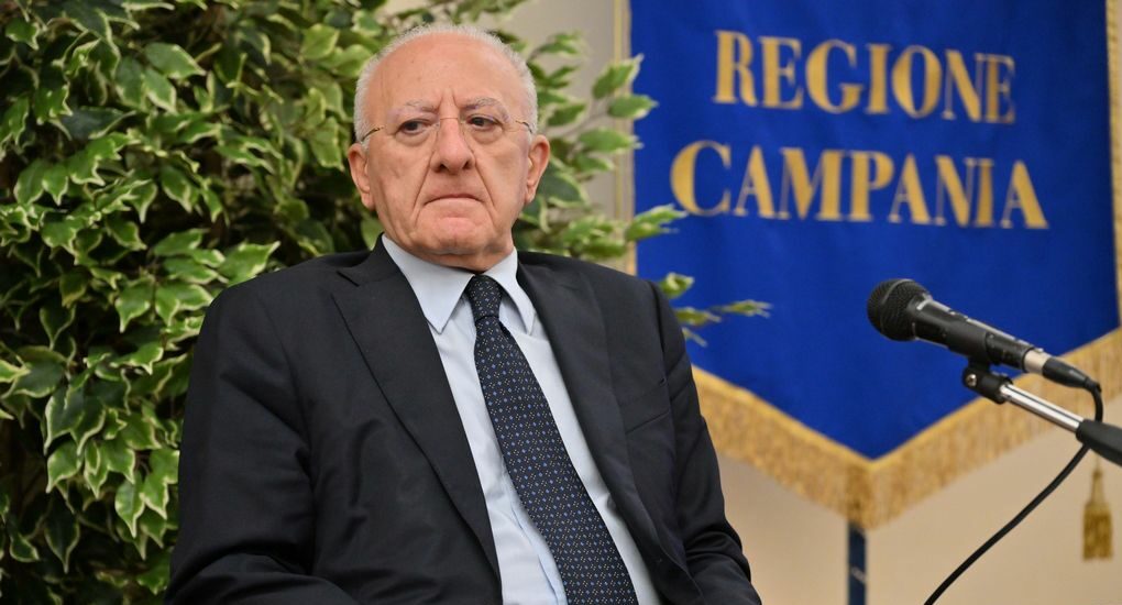 Terzo mandato, De Luca: “La mia scelta non cambia, non siamo in vendita”. Cita Wojtyla e Montale