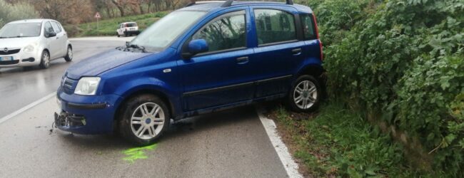 Incidente alla Cancelleria: macchina fuori strada, conducente trasportata in ospedale