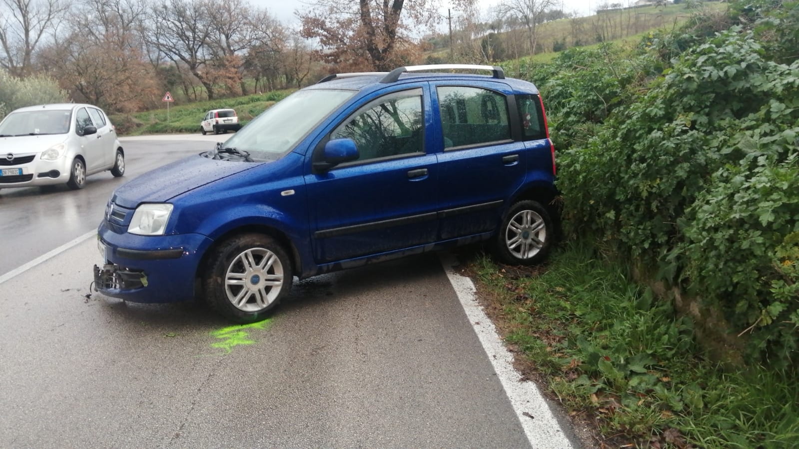 Incidente alla Cancelleria: macchina fuori strada, conducente trasportata in ospedale