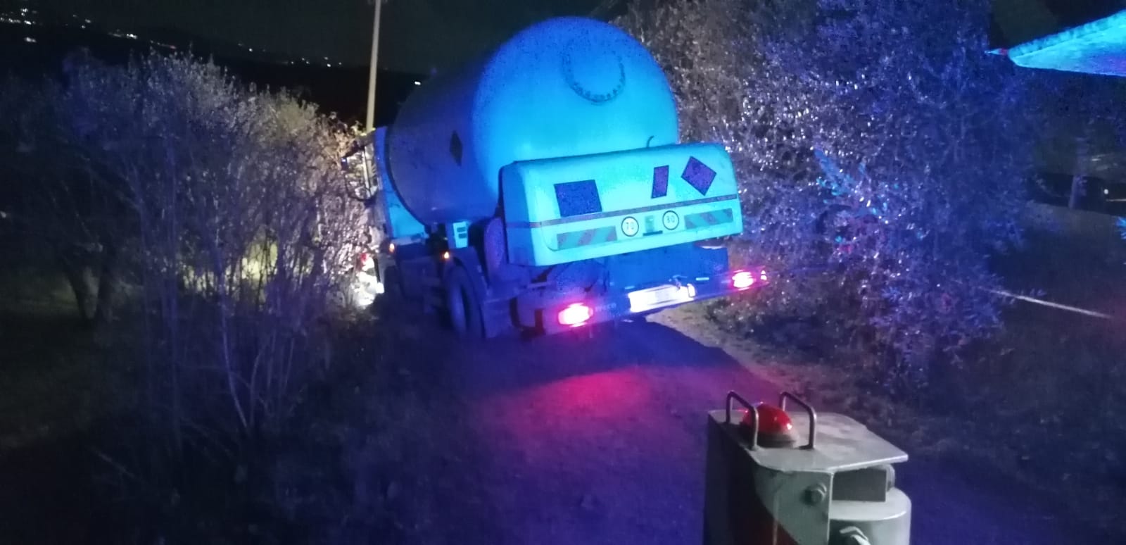 Benevento, autocisterna di GPL fuori strada: intervento dei vigili del fuoco per mettere in sicurezza il mezzo