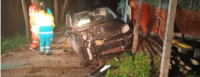 Auto fuori strada, muore ragazza di 20 anni