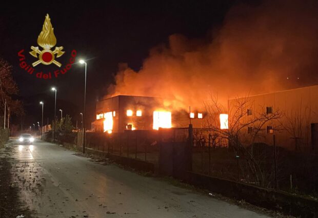 Vasto incendio in un capannone industriale a Sperone