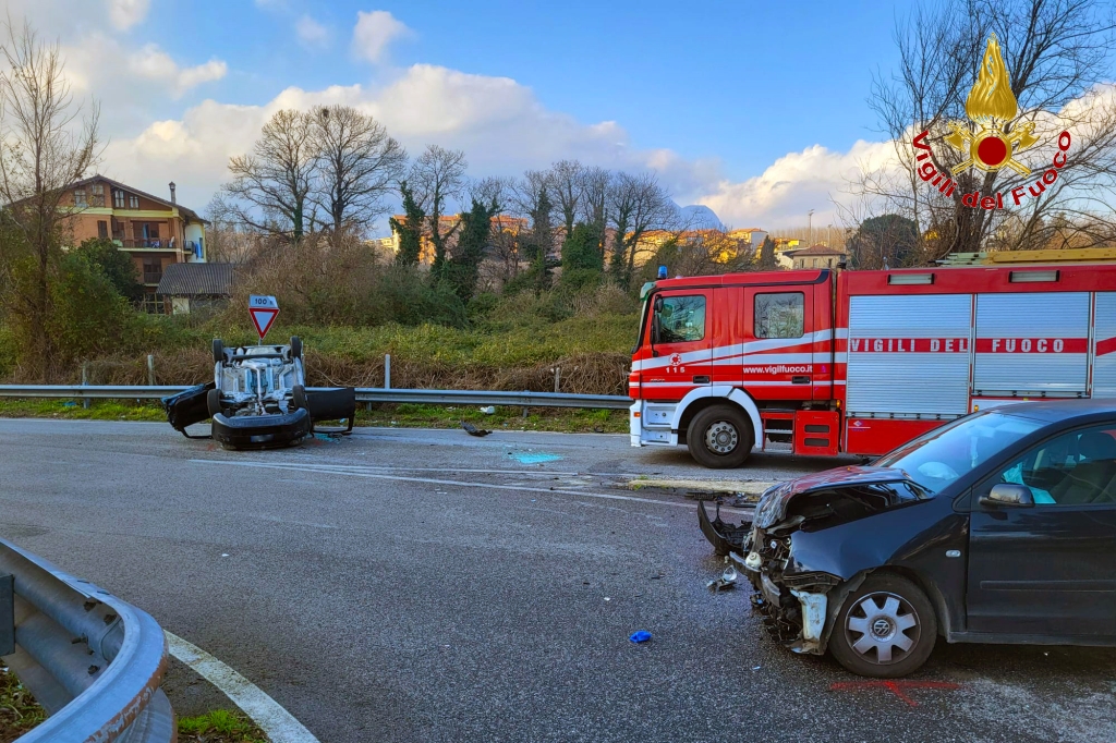 Avellino| Incidente tra due auto sulla strada provinciale 88, i conducenti e una bambina trasportati al Moscati