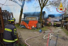 Incendio in un deposito edile ad Avellino, Vigili del Fuoco in contrada Sant’Eustachio