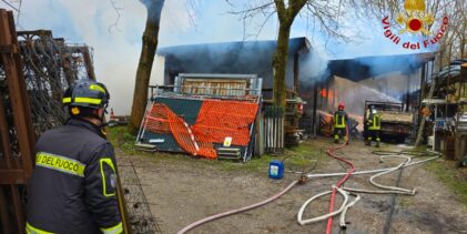 Incendio in un deposito edile ad Avellino, Vigili del Fuoco in contrada Sant’Eustachio