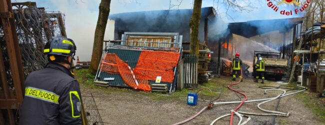 Incendio in un deposito edile ad Avellino, Vigili del Fuoco in contrada Sant’Eustachio