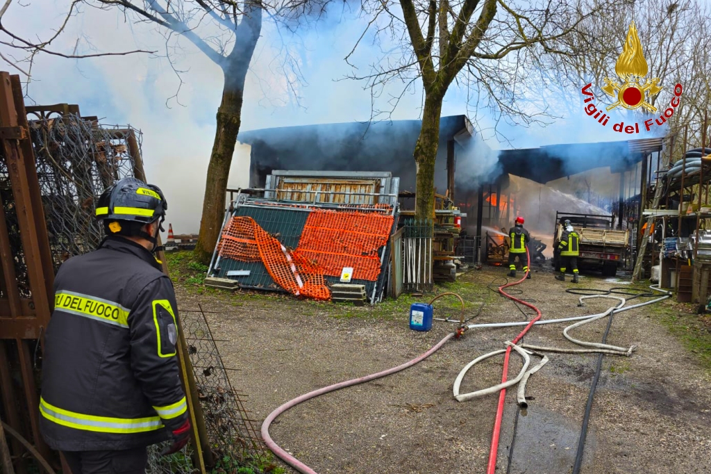 Incendio in un deposito edile ad Avellino, Vigili del Fuoco in contrada Sant’Eustachio