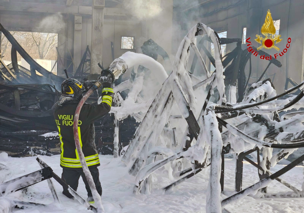 Incendio a Sperone: Vigili del Fuoco di Avellino completano lo spegnimento dopo 35 ore di lavoro