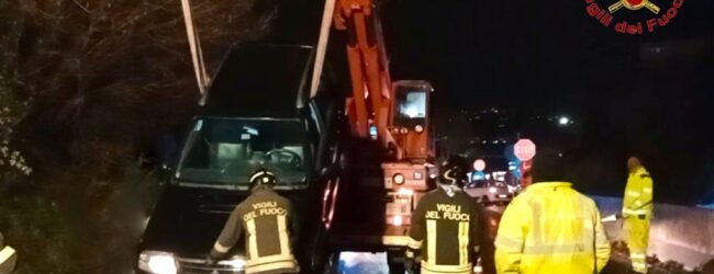 Incidente sul raccordo Avellino-Salerno: fuoristrada finisce nella cunetta, illesi i tre occupanti