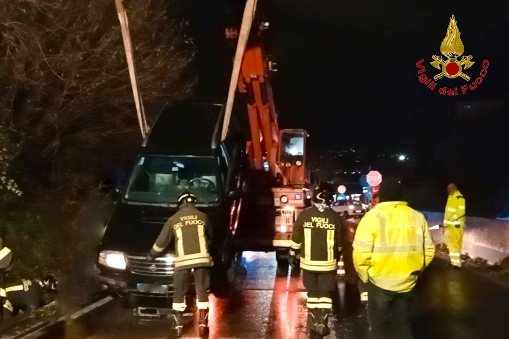 Incidente sul raccordo Avellino-Salerno: fuoristrada finisce nella cunetta, illesi i tre occupanti